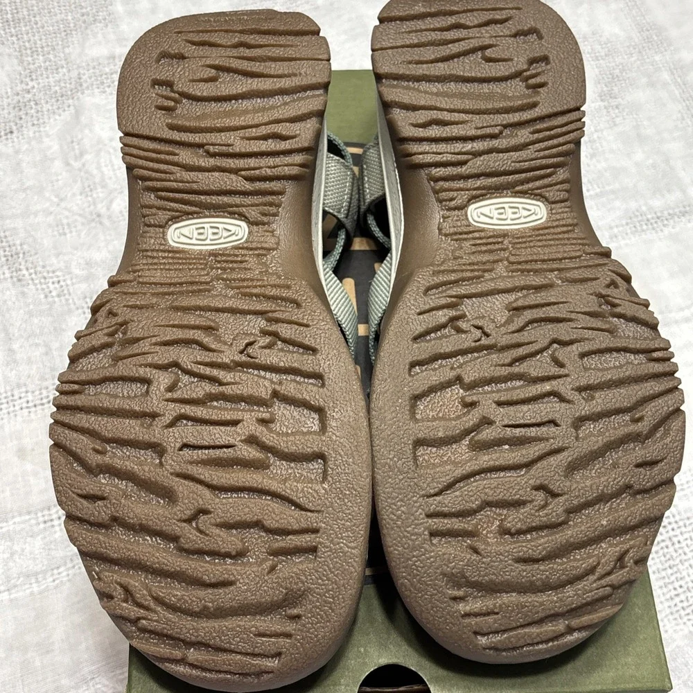 New With Box Keen Women's Whisper Sandals Lily Pad/ Plaza Taupe Sz 6.5 102